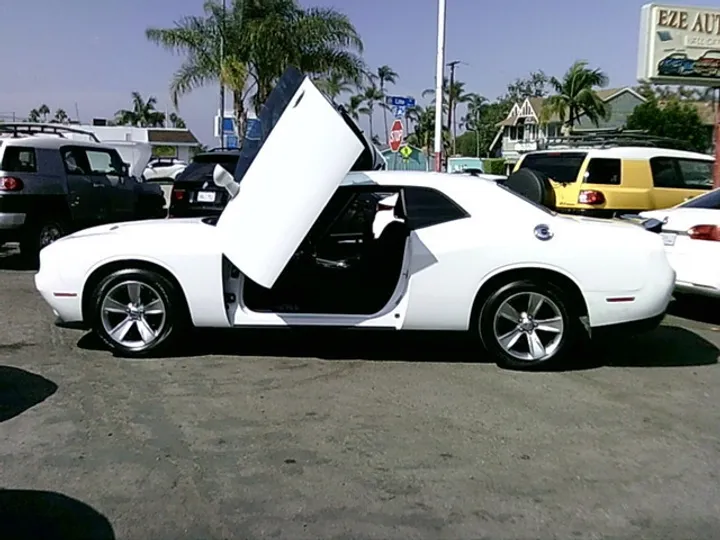 WHITE, 2016 DODGE CHALLENGER Image 10