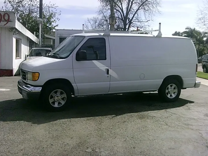 WHITE, 2005 FORD E150 SUPER DUTY CARGO Image 4