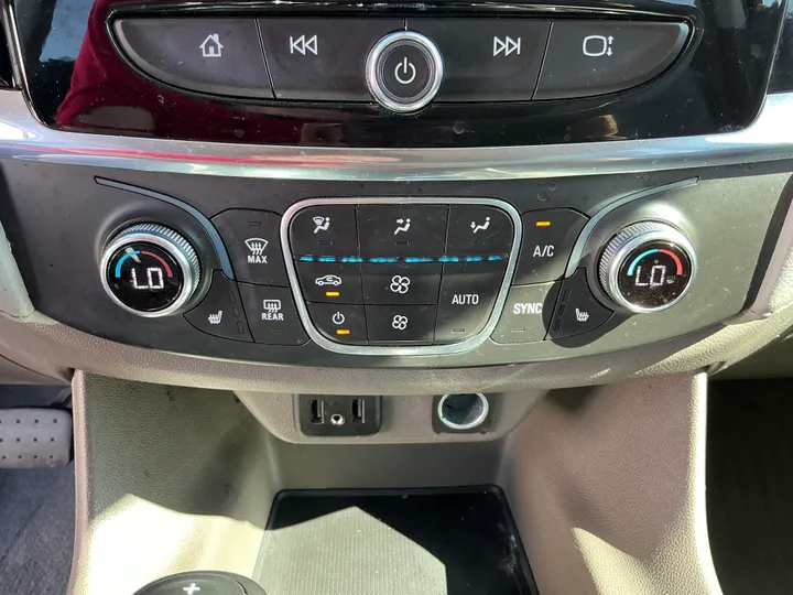 WHITE, 2020 CHEVROLET TRAVERSE Image 20