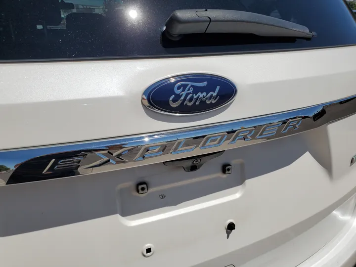 WHITE, 2017 FORD EXPLORER Image 15