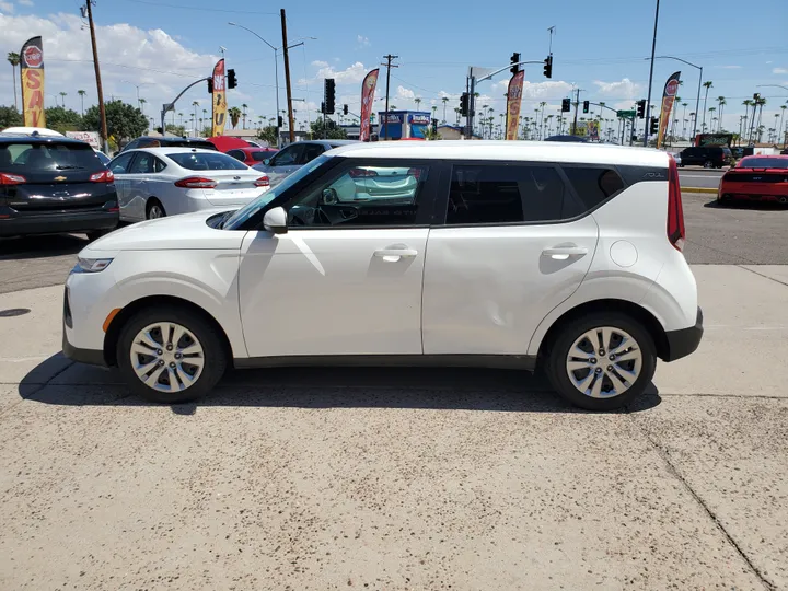 WHITE, 2020 KIA SOUL Image 2
