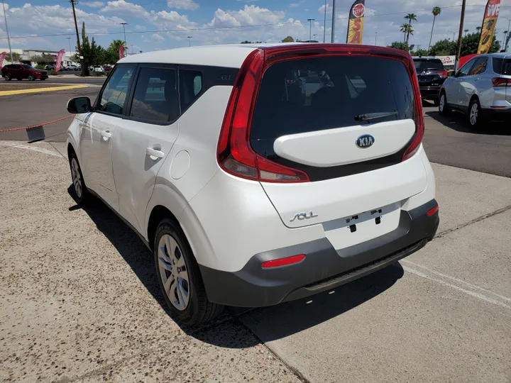 WHITE, 2020 KIA SOUL Image 3
