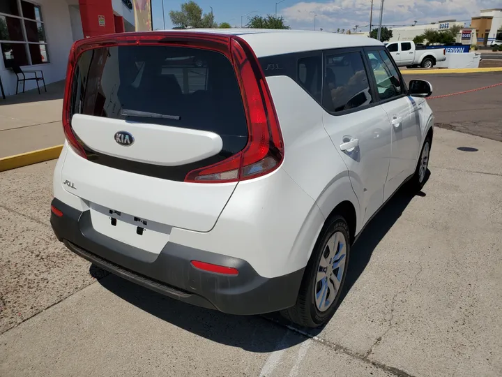 WHITE, 2020 KIA SOUL Image 5