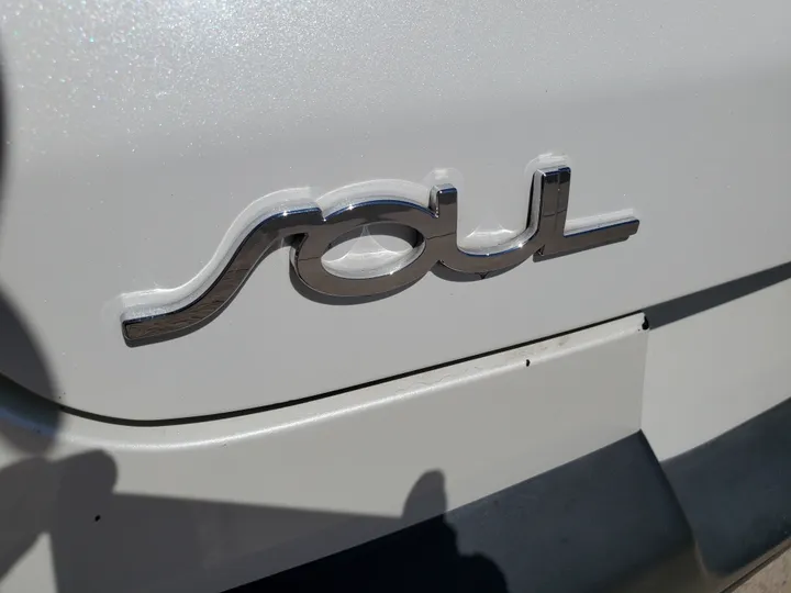 WHITE, 2020 KIA SOUL Image 14