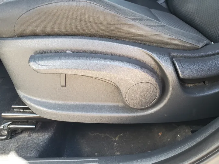 WHITE, 2020 KIA SOUL Image 18