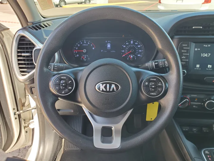 WHITE, 2020 KIA SOUL Image 21