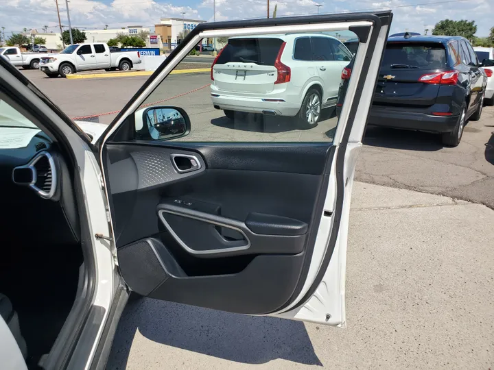 WHITE, 2020 KIA SOUL Image 33