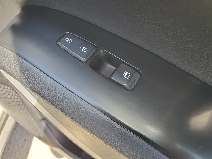 WHITE, 2020 KIA SOUL Image 34