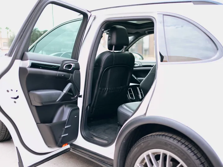 WHITE, 2014 PORSCHE CAYENNE Image 12
