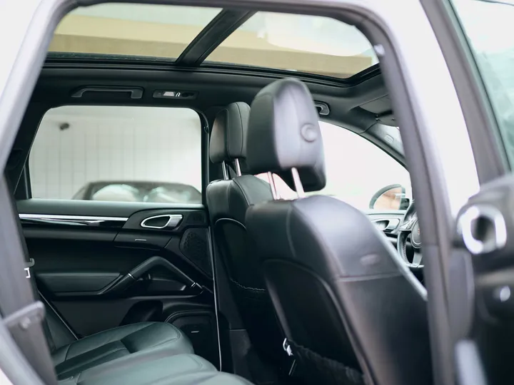 WHITE, 2014 PORSCHE CAYENNE Image 16