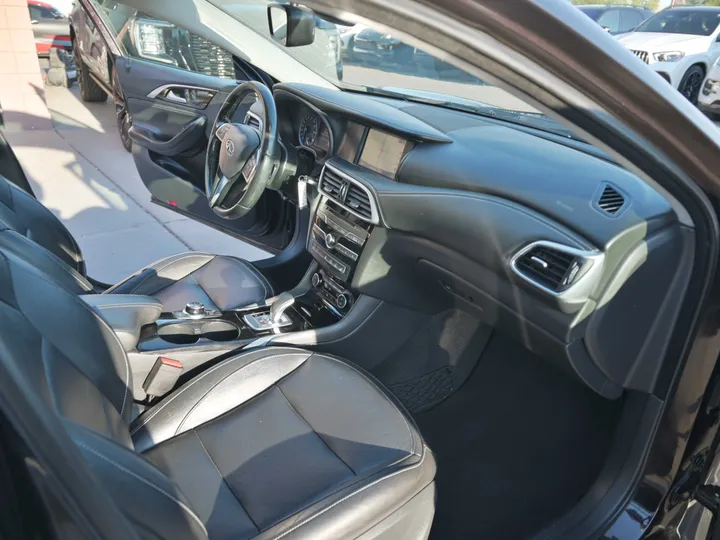 BLACK, 2017 INFINITI QX30 Image 13