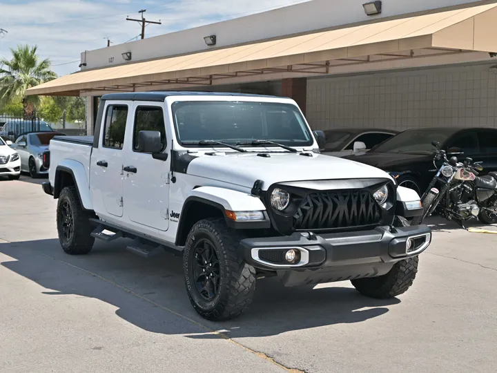 WHITE, 2020 JEEP GLADIATOR Image 3