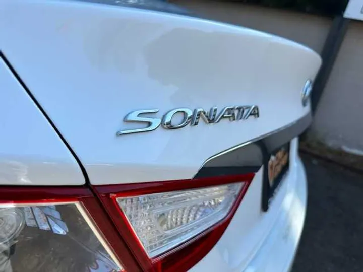 WHITE, 2013 HYUNDAI SONATA Image 18