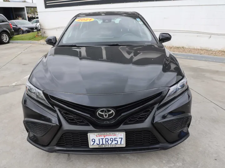 BLACK, 2021 TOYOTA CAMRY Image 2