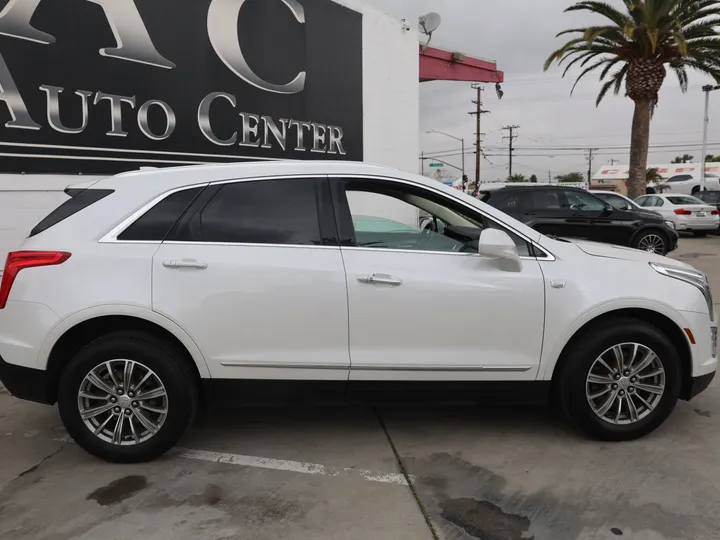 WHITE, 2017 CADILLAC XT5 Image 4