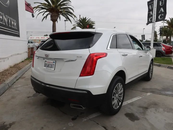 WHITE, 2017 CADILLAC XT5 Image 5