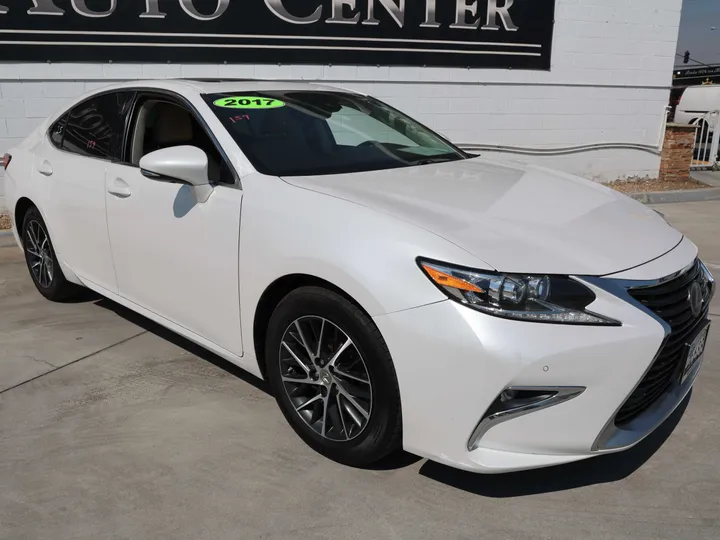 WHITE, 2017 LEXUS ES Image 3