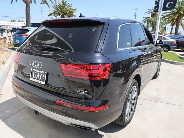 BLACK, 2017 AUDI Q7 Image 5