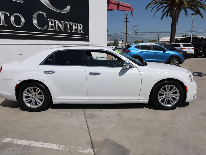 WHITE, 2017 CHRYSLER 300 Image 4