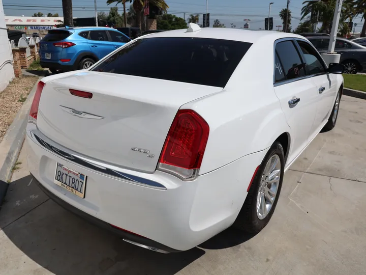 WHITE, 2017 CHRYSLER 300 Image 5