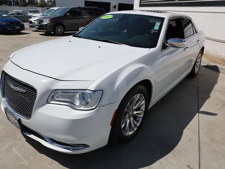 WHITE, 2017 CHRYSLER 300 Image 6