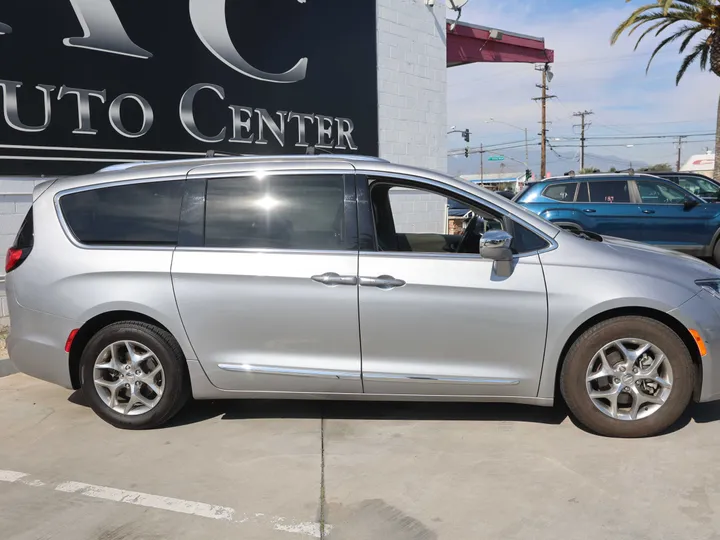 SILVER, 2018 CHRYSLER PACIFICA Image 4