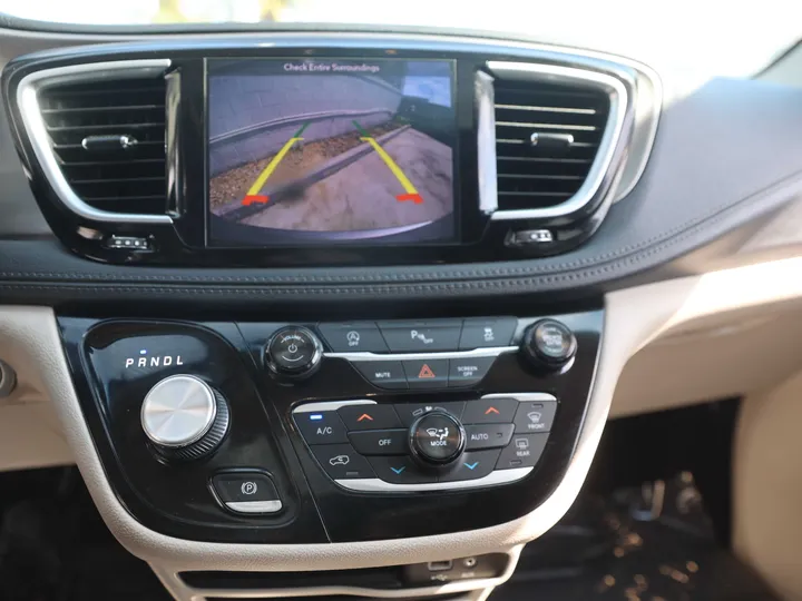SILVER, 2018 CHRYSLER PACIFICA Image 12