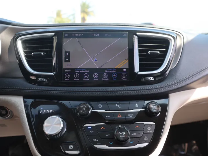 SILVER, 2018 CHRYSLER PACIFICA Image 13