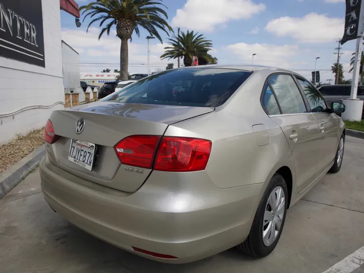 BROWN, 2013 VOLKSWAGEN JETTA Image 5