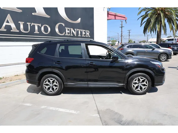 BLACK, 2019 SUBARU FORESTER Image 4