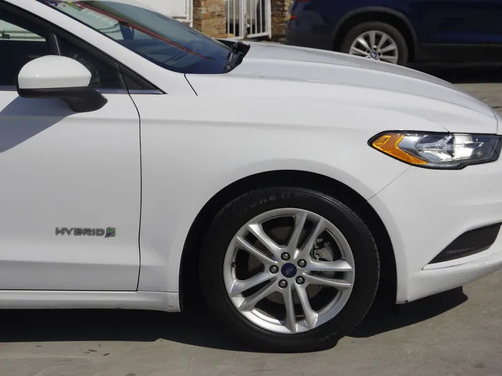WHITE, 2018 FORD FUSION Image 4