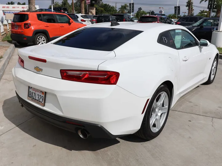 WHITE, 2018 CHEVROLET CAMARO Image 4