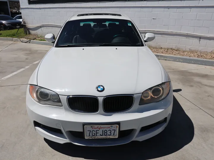 WHITE, 2010 BMW 1 SERIES Image 2