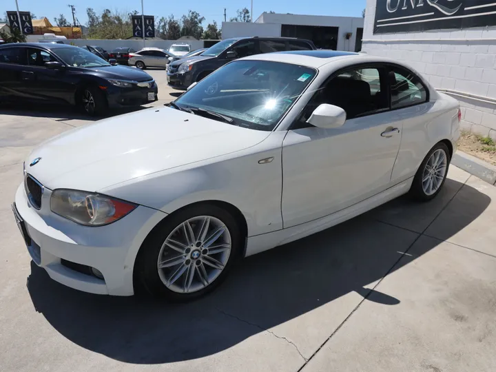 WHITE, 2010 BMW 1 SERIES Image 5