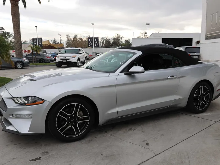 SILVER, 2018 FORD MUSTANG Image 6