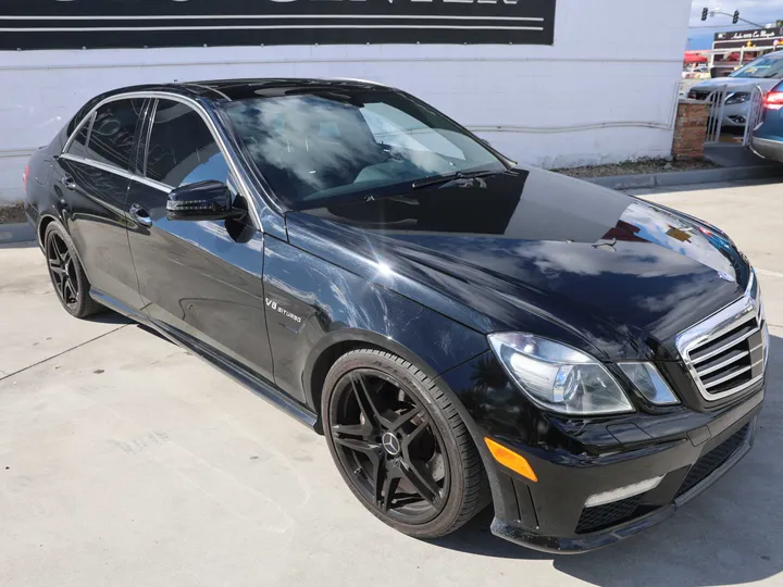 BLACK, 2013 MERCEDES-BENZ E-CLASS Image 3