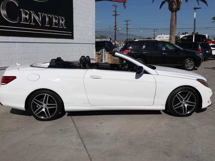 WHITE, 2017 MERCEDES-BENZ E-CLASS Image 4