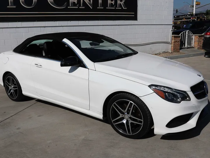 WHITE, 2017 MERCEDES-BENZ E-CLASS Image 21