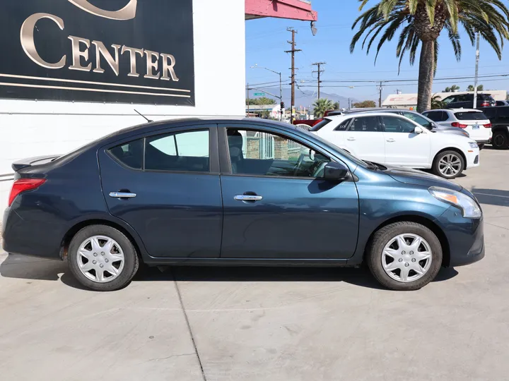 BLUE, 2015 NISSAN VERSA Image 4