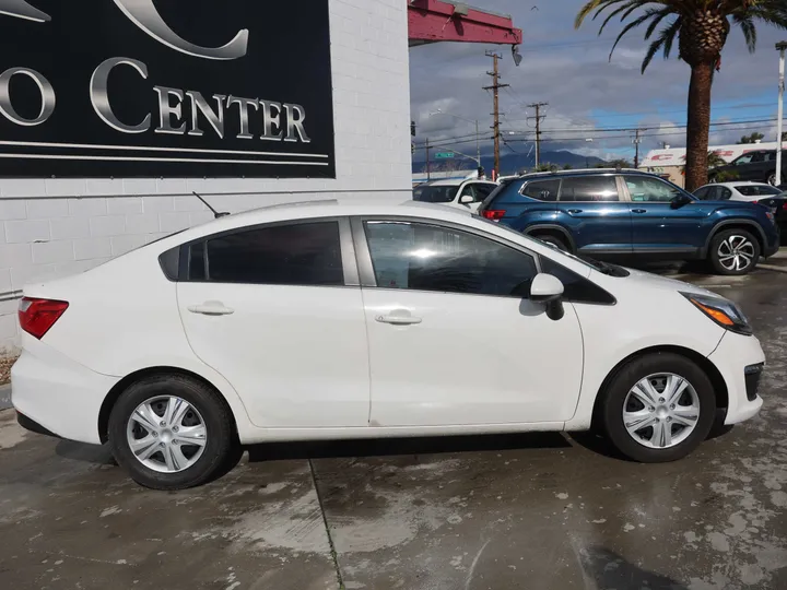 WHITE, 2016 KIA RIO Image 4