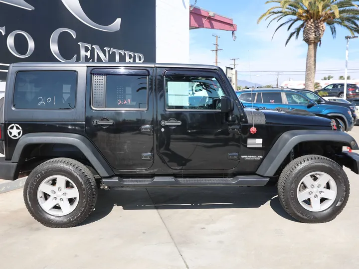 BLACK, 2017 JEEP WRANGLER UNLIMITED Image 4