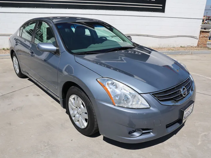 BLUE, 2010 NISSAN ALTIMA Image 3