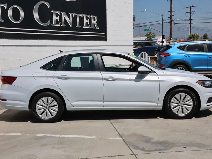 WHITE, 2019 VOLKSWAGEN JETTA Image 4