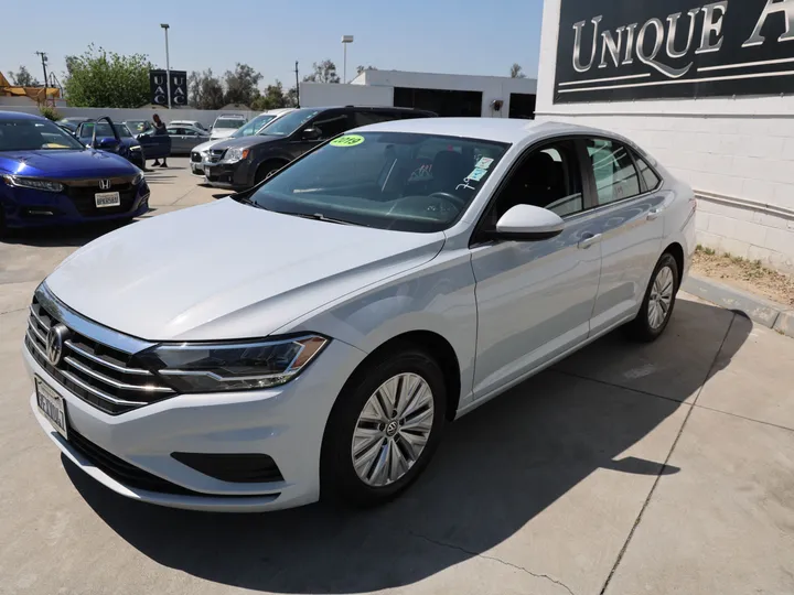 WHITE, 2019 VOLKSWAGEN JETTA Image 6