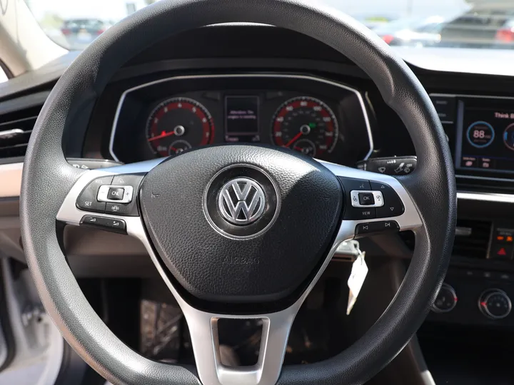 WHITE, 2019 VOLKSWAGEN JETTA Image 10