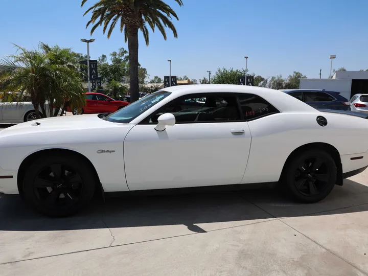 WHITE, 2015 DODGE CHALLENGER Image 5