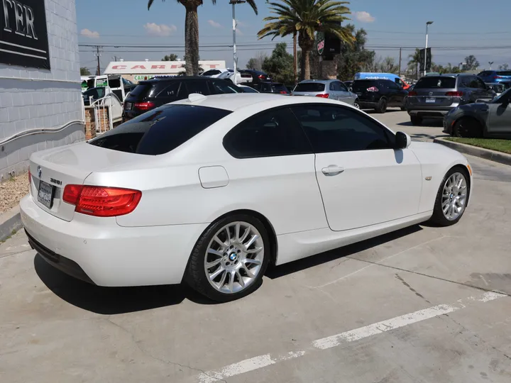 WHITE, 2011 BMW 3 SERIES Image 4