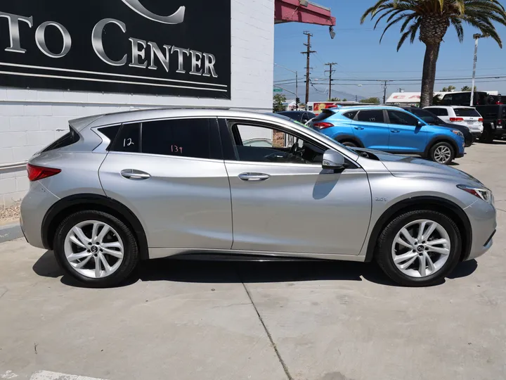 SILVER, 2018 INFINITI QX30 Image 4