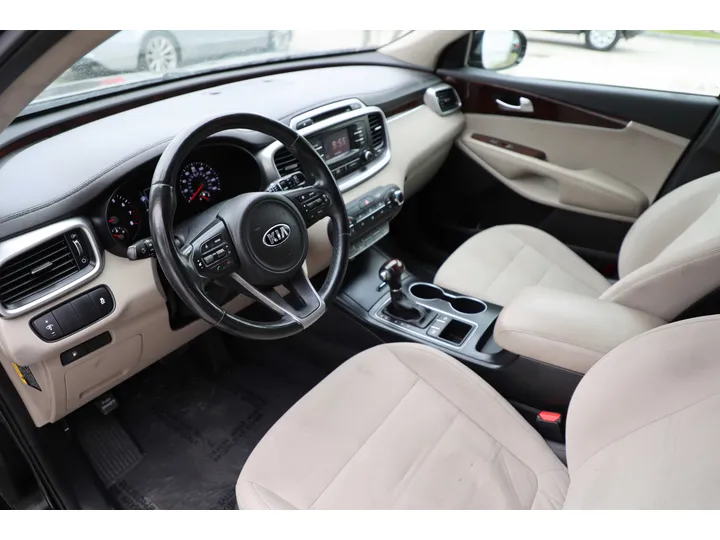 BLACK, 2016 KIA SORENTO Image 9