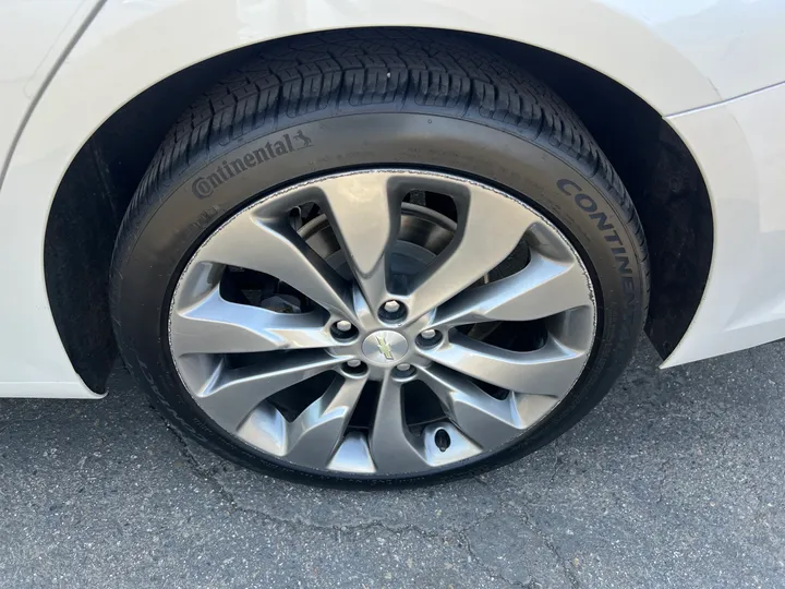 WHITE, 2016 CHEVROLET MALIBU Image 20